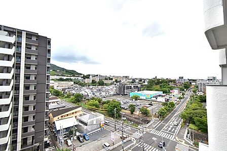 バルコニーからはドラッグコスモス岸の浦店が見えています。諸事便利♪