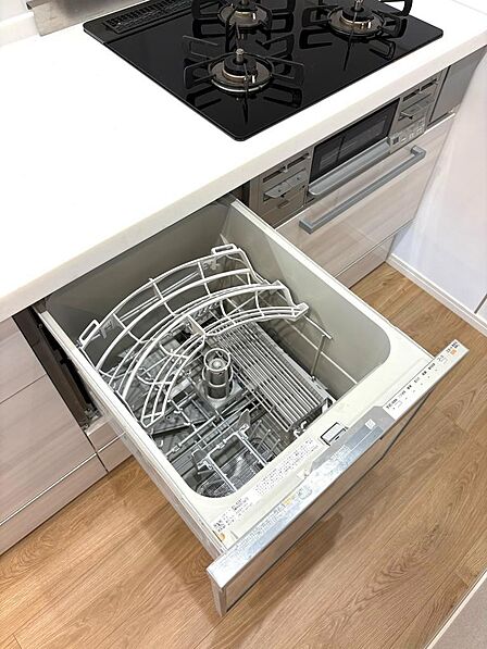 面倒な洗い物を軽減するビルトイン食洗機を標準装備。