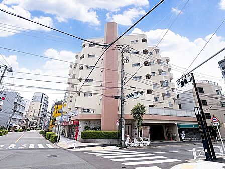 押上駅徒歩11分、落ち着いた住環境に佇むマンションです。
