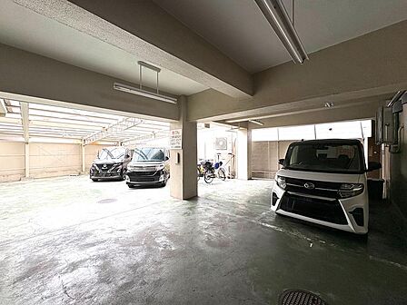 敷地内駐車場あり。空き状況はお気軽にお問い合わせください。