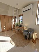 家具はつきません。画像の家具、小物は、CGによる家具配置シミュレーションです。