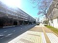 マンションの外...