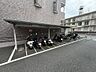 駐車場：敷地内にバイク置場を備え、通勤・通学や休日のツーリングにも便利。大切な愛車の置き場所を確保でき、バイクを利用する方に嬉しい住環境が整っています。