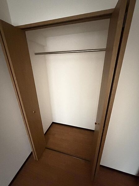 各居室にクローゼットを備え、衣類や季節用品もすっきり収納。居住空間を広く使えるため、お部屋をいつでも快適に保てる嬉しい収納スペースです。