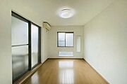 建具と床の色味が落ち着き、どんな家具とも合わせやすいシンプルな洋室☆風通しも良好です♪※AIによる空室修正をしております。