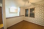 カウンター越しにキッチンとつながる使いやすいダイニング空間☆ご家族との団らんを楽しみながらの炊事ができます！※AIによる家具消し修正を行っています。
