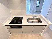 2口コンロと広めのシンクで日常調理がしやすいキッチン☆※AIによる家具消しの修正をしています。