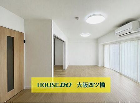 大きな窓から光が入り、広さを活かしたレイアウトがしやすい、暮らしやすさを備えたLDK☆※AIによる家具消し修正を行っています。
