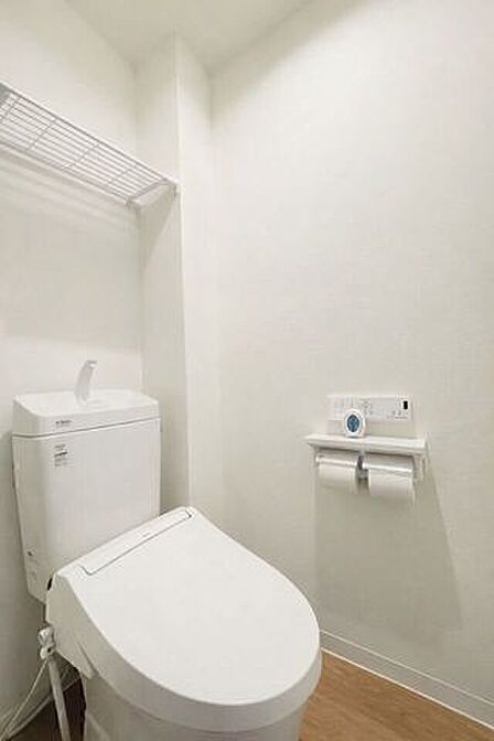 温水洗浄便座や収納が整い、日常の使いやすさと清潔さを保ちやすい快適なトイレ☆※AIによる家具消し修正を行っています。
