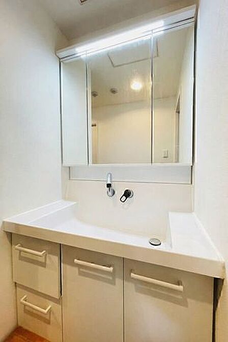 三面鏡収納と広めのカウンターで、日々の身支度がしやすい洗面所です♪※AIによる家具消し修正を行っています。