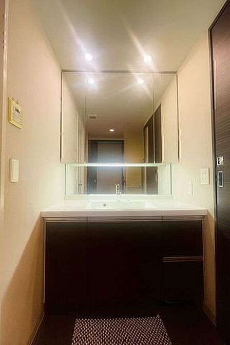 大きな鏡面が特徴の洗面台★朝の用意も捗ります!※小物類を消去する修正を行っております。