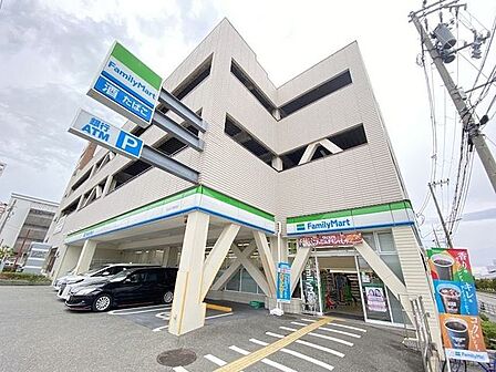 ファミリーマート 安治川口駅西店 730m