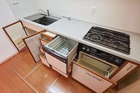 3口コンロ、グリル、食器洗浄乾燥機完備☆