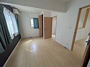 壁新設で洋室二間に区切れます。