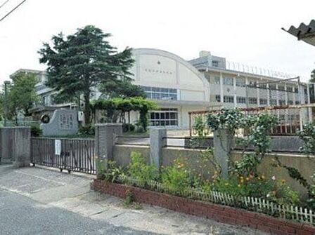 名陵学園 徒歩11分。 840m