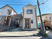 【内外装リフォーム済み】外観写真です。外壁はコケ部分の高圧洗浄、屋根はカバー工事をいたしました。
