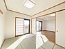 室内：【内装リフォーム済み】和室の別角度からの様子です。畳表替え、障子・襖張替え、照明交換をいたします。リビングとの間が襖で仕切られていて、開けると開放感がありますね。