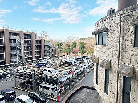 【共用部】駐車場の様子です。