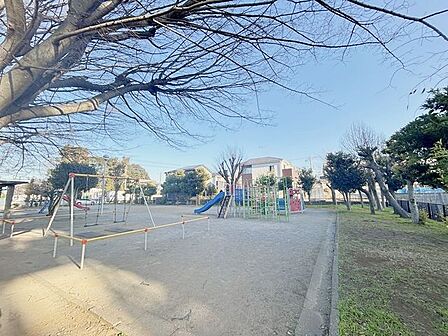 【内装リフォーム済み】マンションに隣接している公園です。遊具がありお子様が自由に遊べそうですね。