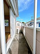 【内外装リフォーム中5/25更新】ベランダの写真を撮影いたしました。ベランダはクリーニングします。南向きのベランダで日当たりが良くお洗濯ものがすぐ乾きそうです