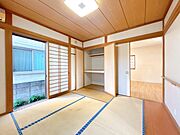 【内外装リフォーム中5/28更新】和室の様子を撮影いたしました。畳の表替え、障子張替え、クロス仕上げなどのリフォームを行います。襖を開けばリビングのため、開放的な印象です。