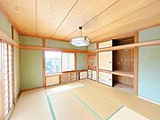 【内外装リフォーム中6/29更新】2階和室の様子を撮影いたしました。畳の表替え、障子張替え、クロス仕上げなどのリフォームを行います。