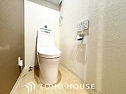 清潔感と快適性を兼ね備えた、心地よいトイレ空間。清潔さと快適さを備えたちょうどよいスペース。