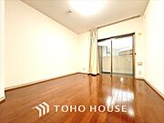 光と風が心地よい、開放感ある室内。暮らしに彩りを添える、洗練された住まい。