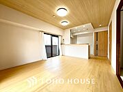 自然な日光が心地よさをもたらし、くつろぎと安らぎの空間を演出します。