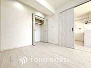採光と開放感がもたらす、心地よいくつろぎの空間。やわらかい自然光が心地よさをもたらします。