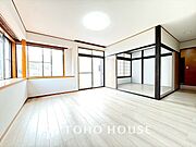 明るいリビングルームは自然と家族が集まるコミュニケーションの場所。