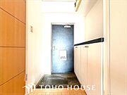 落ち着いた雰囲気の玄関、家族の帰りを暖かく迎えてくれます。