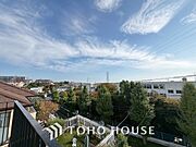 素晴らしい景色が特徴の、心地よいくつろぎの空間。さんさんと太陽光を浴びてリフレッシュ。バルコニーに出ての日光浴はいつも気持ちの良い時間。