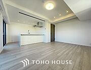 リラックスと居心地の良さが共鳴するくつろぎのリビング空間。暮らしの中心であり、心の安らぎをもたらします。