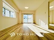 光と風が心地よい、開放感ある室内。暮らしに彩りを添える、洗練された住まい。