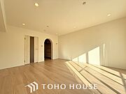リラックスと居心地の良さが共鳴するくつろぎのリビング空間。暮らしの中心であり、心の安らぎをもたらします。