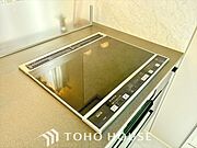 フラットな天板でお手入れも簡単。毎日の料理がもっと快適に。