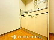 1Kならではのシンプルな空間構成。食事や軽作業に使えるスペースを確保しています。