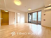 自然な日光が心地よさをもたらし、くつろぎと安らぎの空間を演出します。