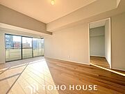 リラックスと居心地の良さが共鳴するくつろぎのリビング空間。暮らしの中心であり、心の安らぎをもたらします。