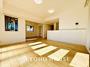 リラックスと居心地の良さが共鳴するくつろぎのリビング空間。暮らしの中心であり、心の安らぎをもたらします。