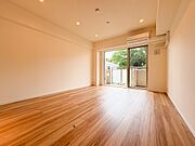 明るいリビングルームは自然と家族が集まるコミュニケーションの場所に。