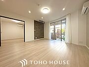 光と風が心地よい、開放感ある室内。暮らしに彩りを添える、洗練された住まい。