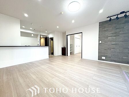 リラックスと居心地の良さが共鳴するくつろぎのリビング空間。暮らしの中心であり、心の安らぎをもたらします。