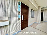 落ち着いた雰囲気の玄関、家族の帰りを暖かく迎えてくれます。