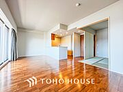 自然な日光が心地よさをもたらし、くつろぎと安らぎの空間を演出します。