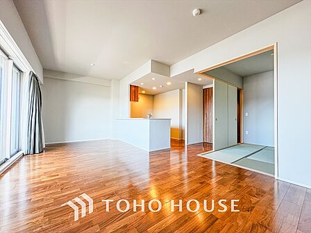 自然な日光が心地よさをもたらし、くつろぎと安らぎの空間を演出します。
