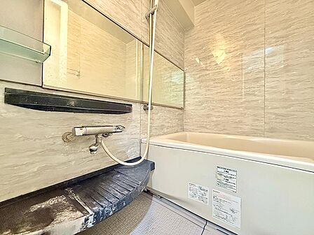 一日の疲れを癒す、落ち着いた雰囲気の浴室です。