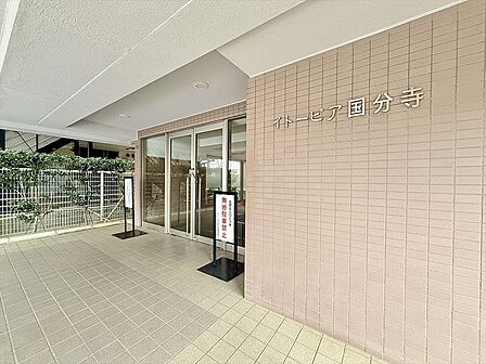 落ち着きのあるエントランスが、訪れる人を上品に迎え入れます。