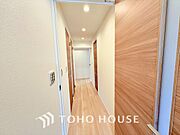 光と風が心地よい、開放感ある室内。暮らしに彩りを添える、洗練された住まい。